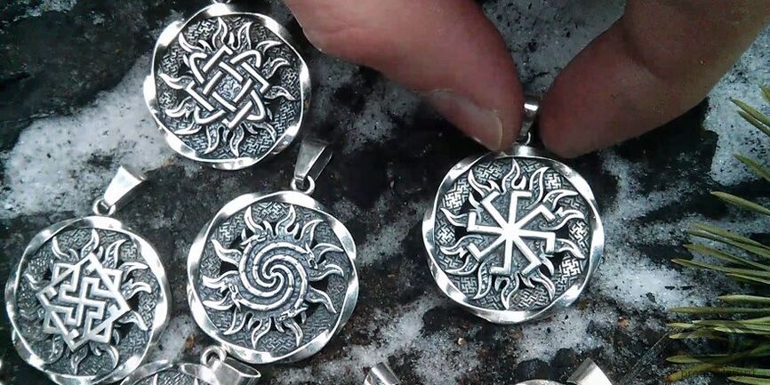 Reichtum anziehende slawische Amulette aus Silber