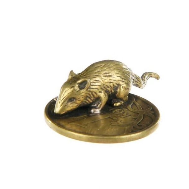 Amulett einer Geldbeutelmaus mit einer Münze als Glücksbringer in Geldangelegenheiten