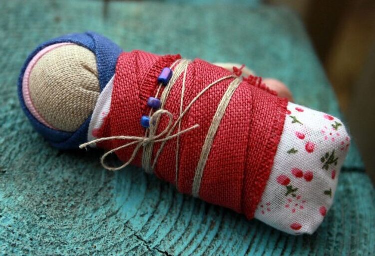 Windelpuppe als Amulett der Gesundheit