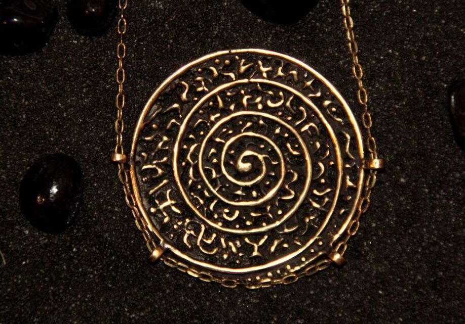 glückliches spiralförmiges Amulett
